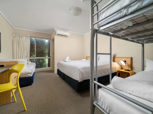 غرفة عائلية بسرير كوين وسرير فردي وسرير بطابقين، ibis Styles Canberra 1/8