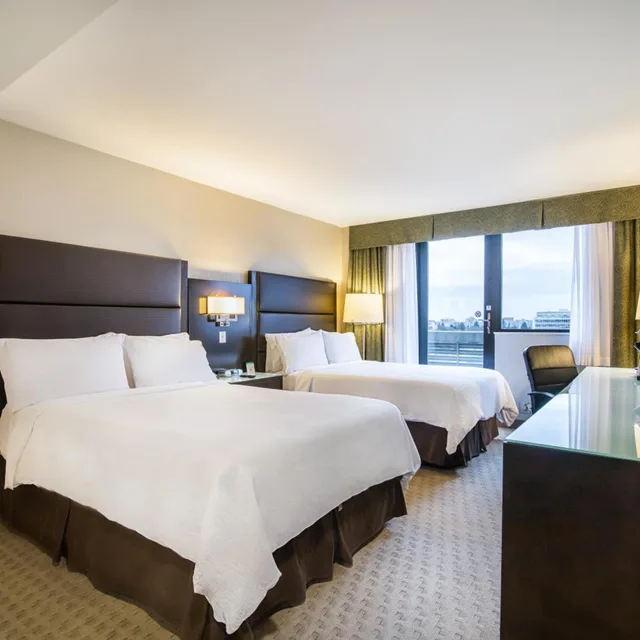 غرفة قياسية بسرير كينج وسريرين كوين بشرفة، Holiday Inn Vancouver Centre 7/10