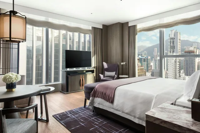 Premier, King Bed, Partial Harbour View، The St. Regis Hong Kong 2/10