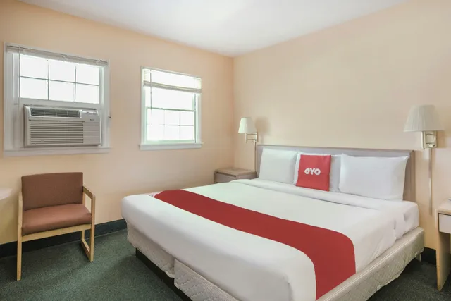 غرفة بسرير كينج لغير المدخنين، OYO Hotel Durham West Hills 1/2