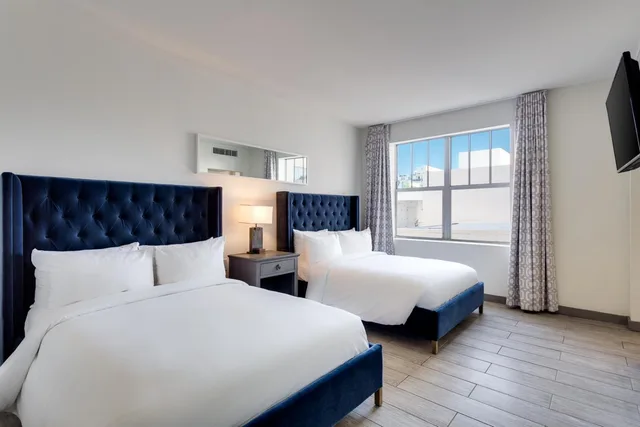 غرفة ديلوكس بسرير مزدوج بإطلالة على المسبح، Clinton Hotel South Beach 1/4