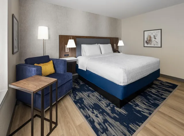 غرفة كلاسيكية بسرير كينج، Hampton Inn & Suites Richmond/Glenside 1/9