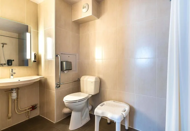 غرفة بسرير مزدوج لذوي الإعاقة، B&B Hotel Nantes Parc Expos La Chapelle 5/5