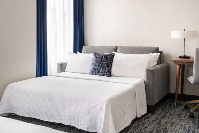 غرفة بسرير كينج مع أريكة، Blu Tique Hotel 2/6