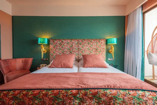 غرفة سوبيريور ثلاثية بسريرين منفصلين بإطلالة على البحر مع أريكة، NYX Hotel Ibiza - Adults Only 1/7