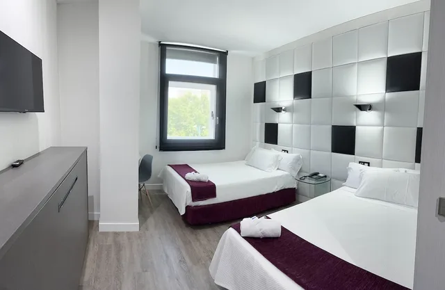 غرفة ثلاثية بسرير مزدوج وسريرين منفصلين، Hotel Avenida de Espana 3/6