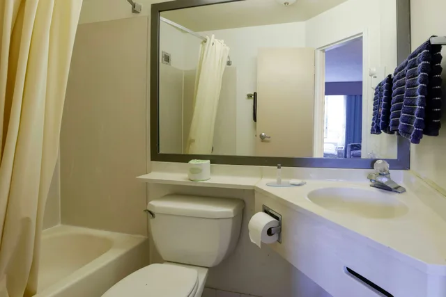 جناح بسرير كينج، Copley Inn & Suites By OYO Akron OH 4/4