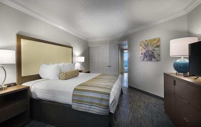 غرفة قياسية بسرير كينج بإطلالة جزئية على البحر، Coral Beach Resort Hotel Suites 2/3