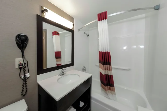 جناح بسريرين كوين بإطلالة على البحيرة لذوي الإعاقة، Red Roof Inn & Suites Newburgh - Stewart Airport/ West Point 7/10