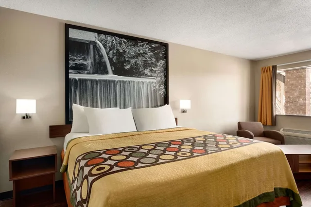 غرفة بسرير كينج، Super 8 by Wyndham Universal City 2/6
