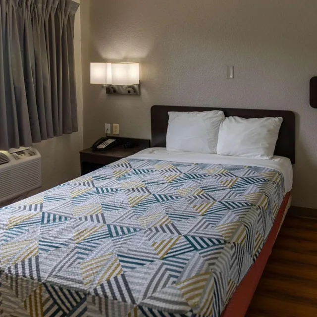 1 Queen Bed - ADA/Ri Shower/Smoking، Motel6 Lufkin, TX 5/10