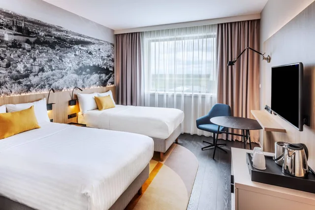Room, Twin Beds, Runway View، Courtyard By Marriott Prague Airport 2/3