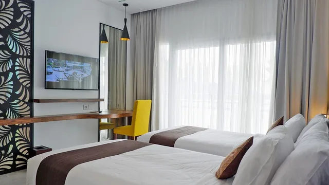 غرفة بسريرين منفصلين بشرفة، Front One Resort Magelang 4/10