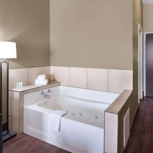 جناح بسرير كينج بحوض جاكوزي لذوي الإعاقة، Comfort Suites Odessa near University 3/5