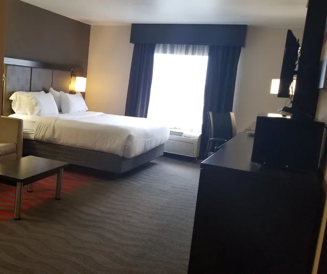 جناح بسرير كينج مع أريكة بمطبخ صغير، Holiday Inn Express & Suites Columbus SE - Groveport 3/7