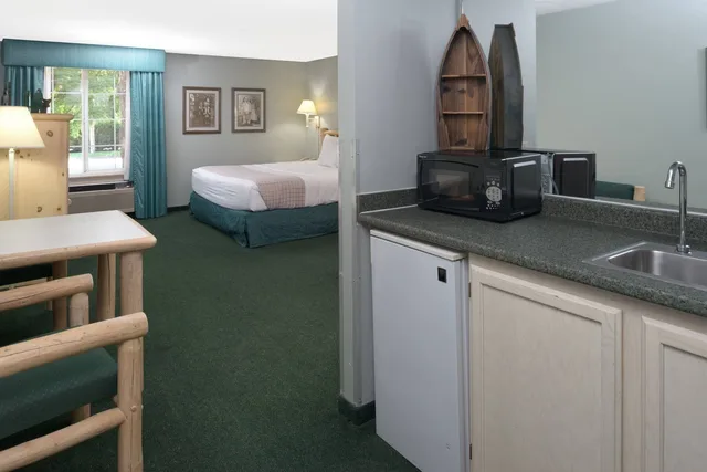 Suite, King Bed, Baymont by Wyndham Coeur d'Alene 1/1