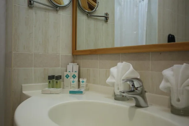 غرفة بسرير كينج بإطلالة على البحر، Azimut Hotel Khasab 5/6