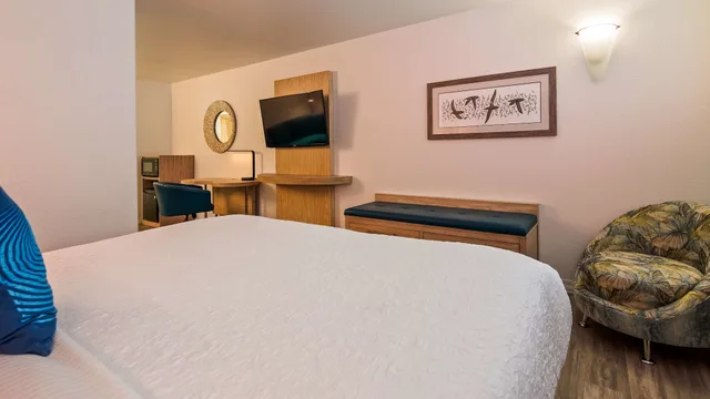 Standard, King Bed, Accessible, Best Western Plus Capitola By the Sea Inn Suites 5/8