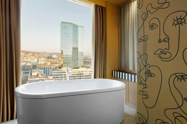 جناح رئاسي بسرير كينج بغرفة نوم واحدة مع أريكة بحوض استحمام مع دخول صالة النادي، RENAISSANCE ZURICH TOWER HOTEL 4/5