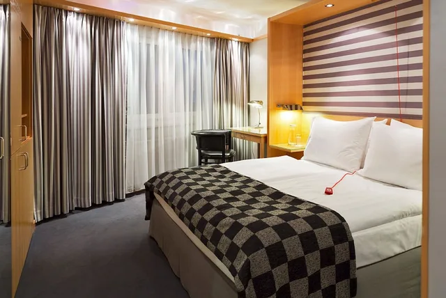 غرفة بسرير كوين بإطلالة على الفناء لذوي الإعاقة، HOLIDAY INN VIENNA CITY 2/6