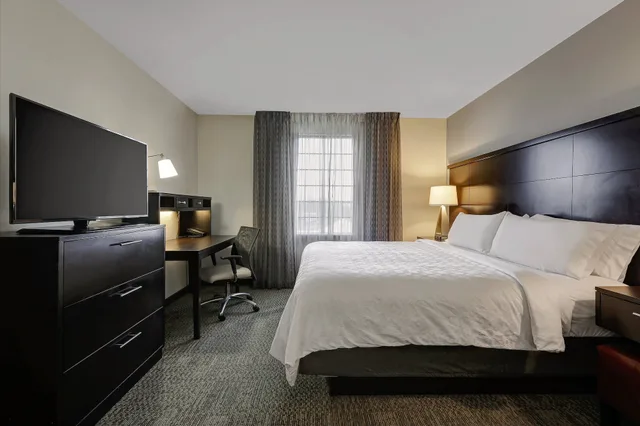 جناح بسريرين كوين بغرفة نوم واحدة مع أريكة بمطبخ، Staybridge Suites Washington D.C. - Greenbelt 1/5