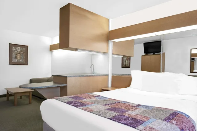 جناح بسرير كوين، Microtel Inn & Suites by Wyndham Mankato 1/3