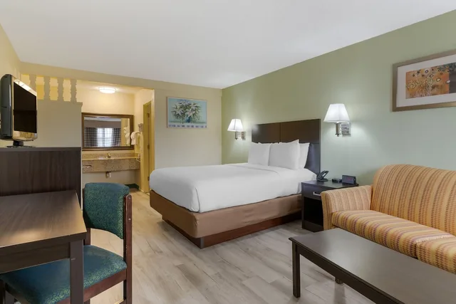 Deluxe, Queen Bed, University Inn Suites 2/7