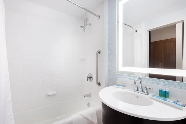 غرفة بسريرين كوين، Holiday Inn Express Boston-Waltham 3/3