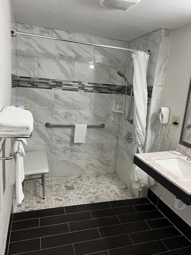 غرفة بسرير كينج لذوي الإعاقة، Quality Inn Merriam Kansas City 3/5