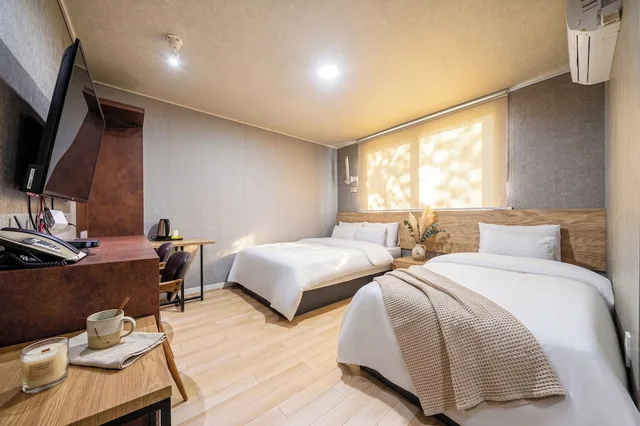 غرفة عائلية بسرير مزدوج وسرير فردي بإطلالة على المدينة، Malu Hotel 10/10