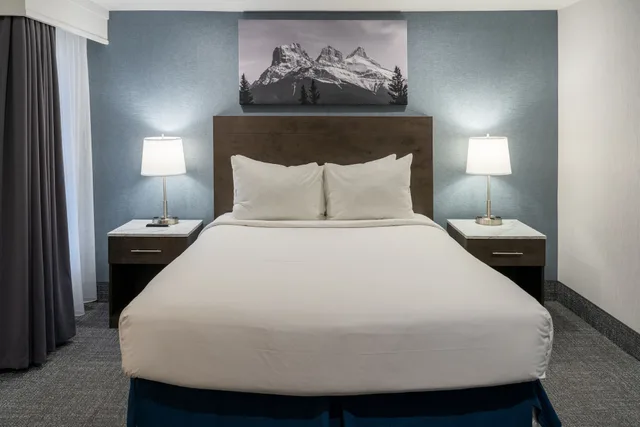 جناح سوبيريور بسرير كينج وسرير كوين بغرفتي نوم، Red Carpet Inn Banff Hotel 4/4