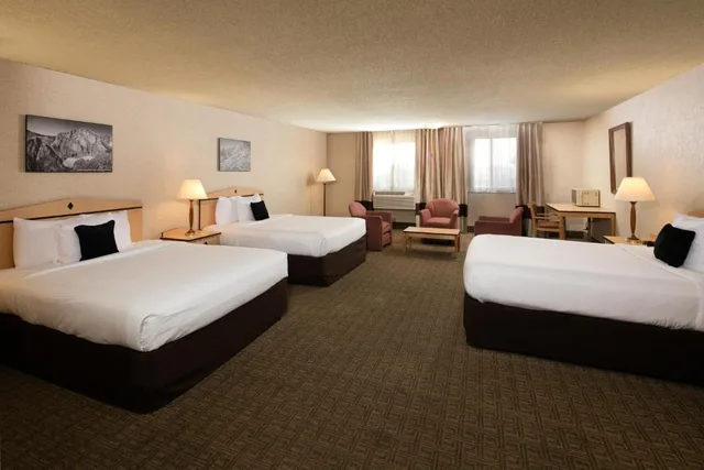 غرفة بثلاثة أسرّة، SYLO Hotel Denver Airport, a Ramada by Wyndham 1/1