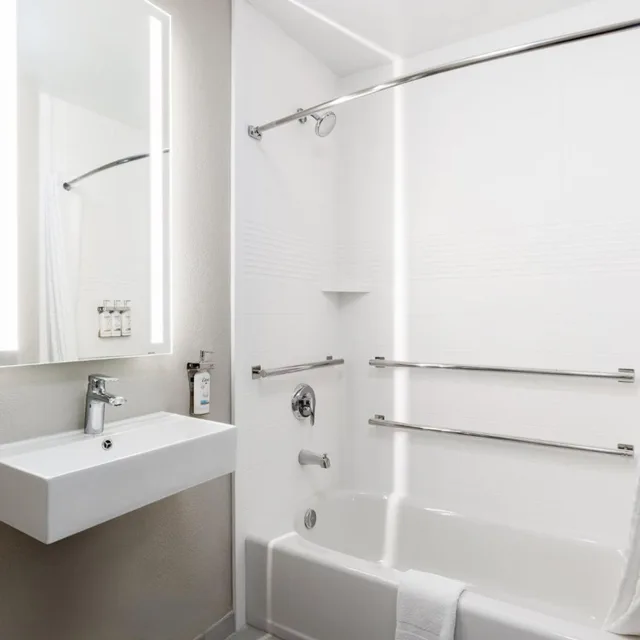 استوديو بسرير كوين بحوض استحمام لذوي الإعاقة، Candlewood Suites Yuma 2/4