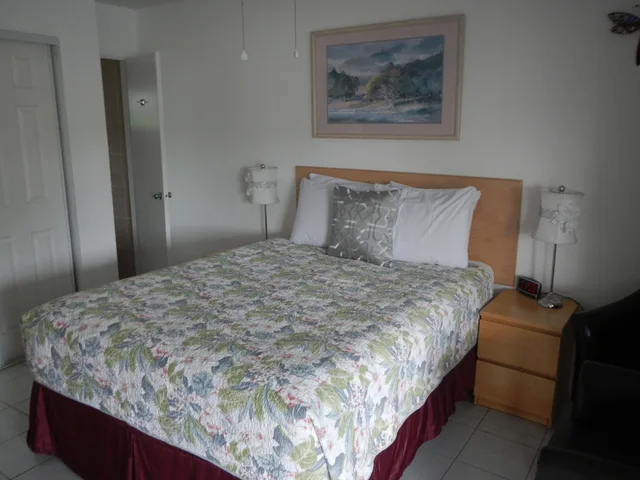 غرفة قياسية بسرير كوين، Breakaway Inn 1/8