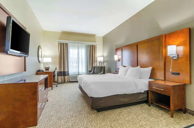 جناح بسرير كينج بجاكوزي، Comfort Inn And Suites 3/5