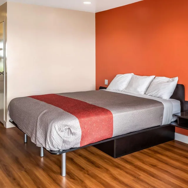 1 Queen Bed - Mobil Access Tub Nsmk Micfridg، Motel6 Gardena, CA - South 1/3