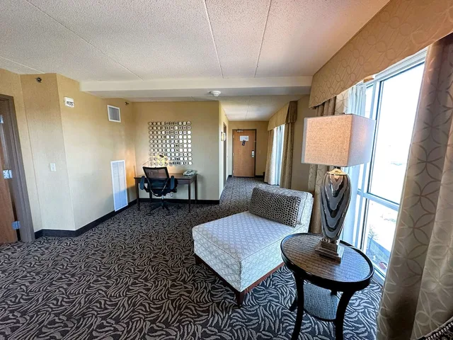 جناح بسرير كينج بشرفة بغرفتي نوم، DoubleTree by Hilton Hotel Bay City - Riverfront 2/6