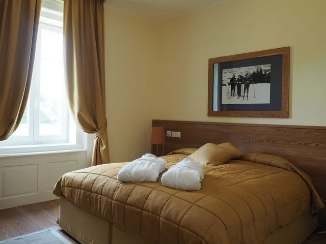 شقة كومفورت بسرير كوين بغرفة نوم واحدة مع أريكة بمطبخ صغير في الملحق، Maloja Palace 4/5