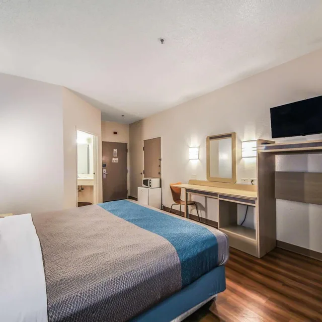 1 King Bed - Mobil Access Tub Nsmk Micfridg, Motel6 New Braunfels, TX 7/9