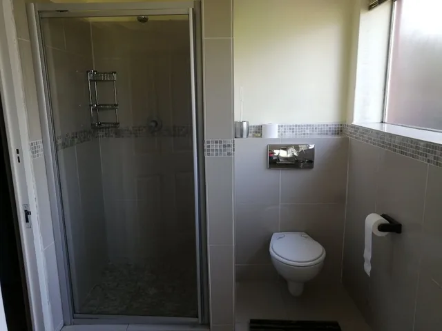 كوخ عائلي بسرير مزدوج وسريرين منفصلين بغرفتي نوم، Ibis Place Guest House 4/5