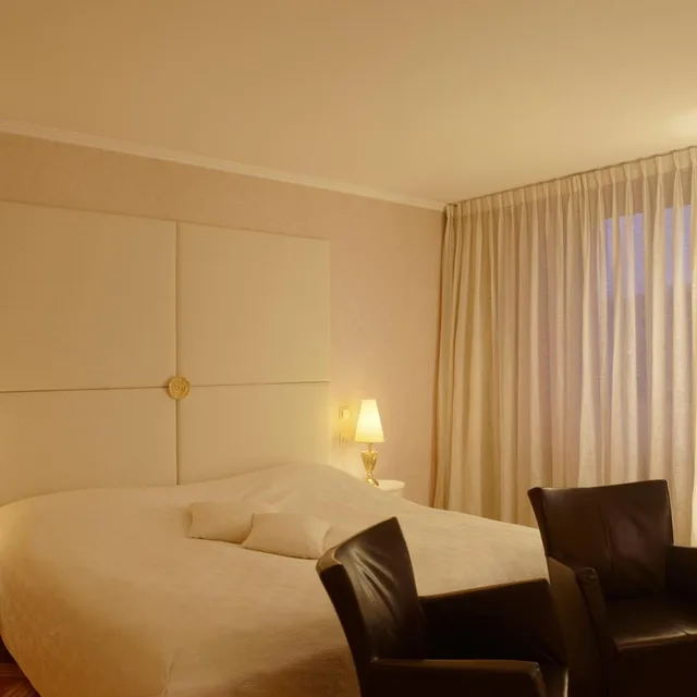 غرفة ثلاثية بسرير فردي بإطلالة على النهر، Hotel des Balances 4/8
