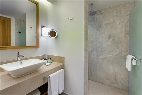 غرفة بسرير مزدوج أو سريرين منفصلين بإطلالة، Titanic Luxury Collection Bodrum 2/2