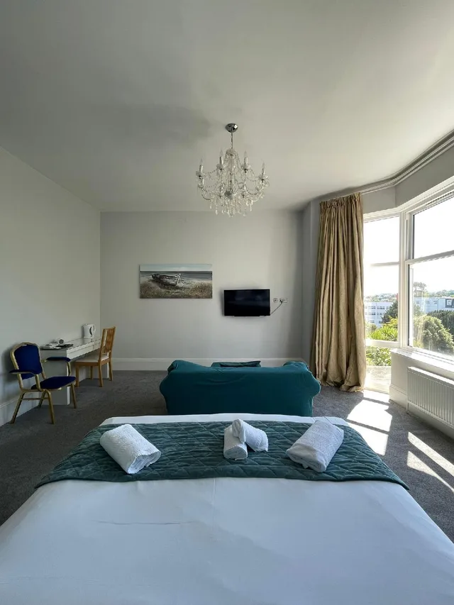 جناح ديلوكس بسرير كينج بإطلالة جزئية على البحر بحوض استحمام، Crofton House Hotel 1/1