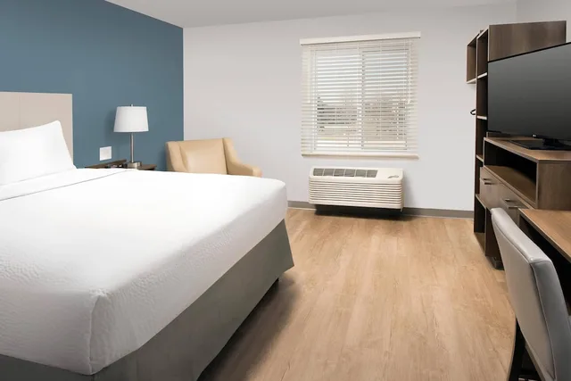 Standard, Queen Bed, WoodSpring Suites Chicago Tinley Park 2/5