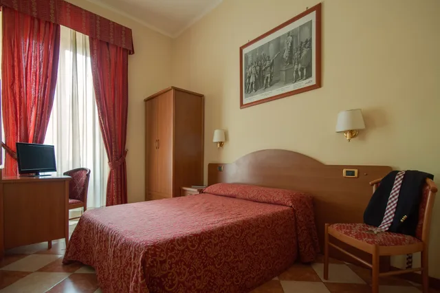 غرفة صغيرة بسرير فردي، Hotel Romantica 2/9
