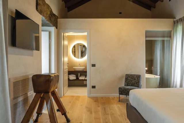 غرفة ديلوكس بسرير كينج بإطلالة على الحديقة، Relais San Vigilio Al Castello 3/4