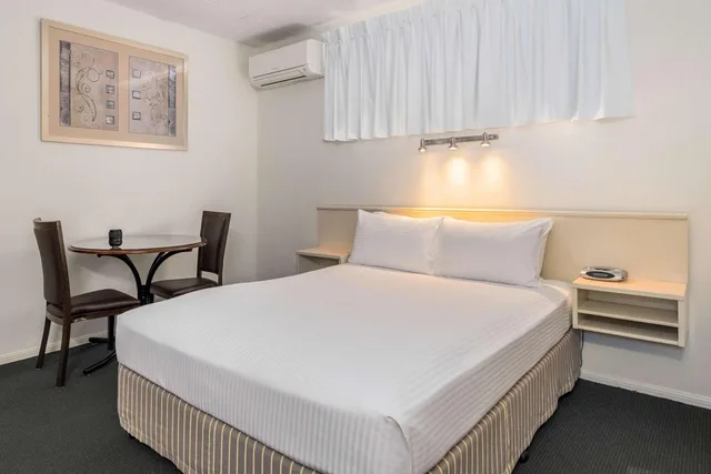 غرفة قياسية بسرير كينج وسرير كوين، Quality Hotel Robertson Gardens 3/10