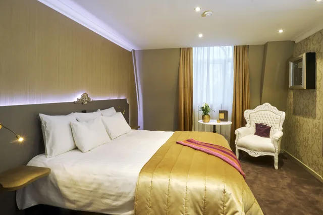 Comfort, Twin Beds, Chateau de Namur 2/10