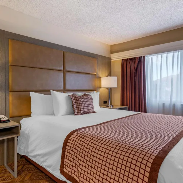 جناح بسرير كينج بشرفة مع أريكة، Best Western Plus Thousand Oaks Inn 3/8