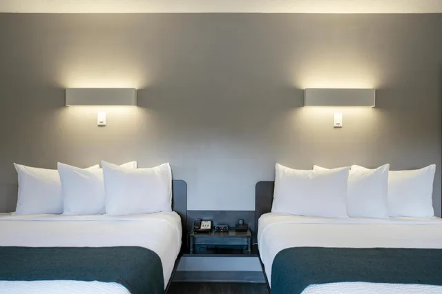 2 Queen Beds - Non-Smoking, Micfridge, View، Motel6 Saanichton, BC - Victoria Airport 10/10